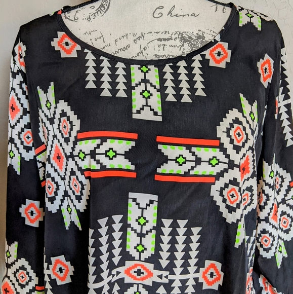 Geometric Blouse with Roll Up Buttoned Sleeves - Picture 2 of 5